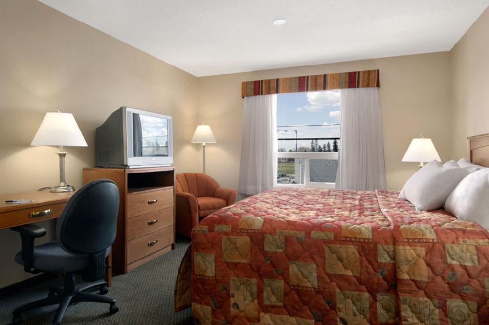 Days Inn By Wyndham Edmonton South Экстерьер фото